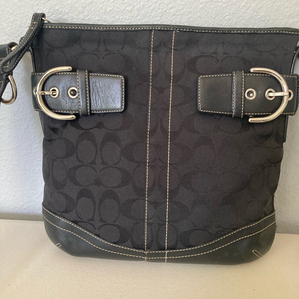 Coach signature crossbody black handbag like new